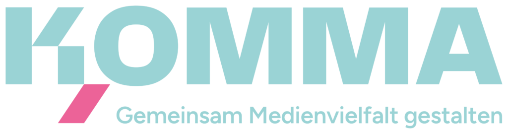 Logo von KOMMA - Gemeinsam Medienvielfalt gestalten 
in Mint und Pink